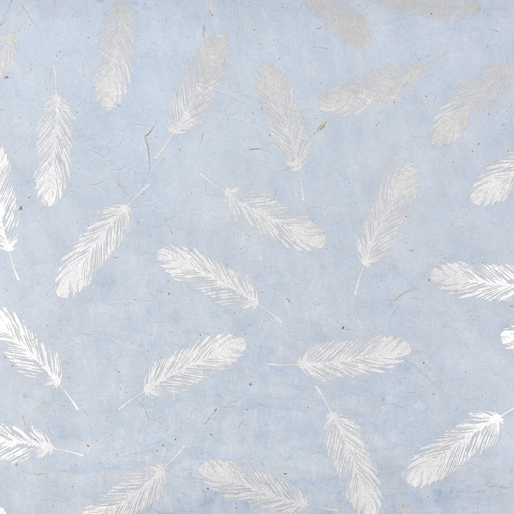 Silbern schimmernde Federn auf einem hellblauen, mit Nepalpapier strukturierten Hintergrund von ☆-ideal für Buchbindereien oder Geschenkverpackungen.
