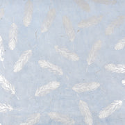 Silbern schimmernde Federn auf einem hellblauen, mit Nepalpapier strukturierten Hintergrund von ☆-ideal für Buchbindereien oder Geschenkverpackungen.