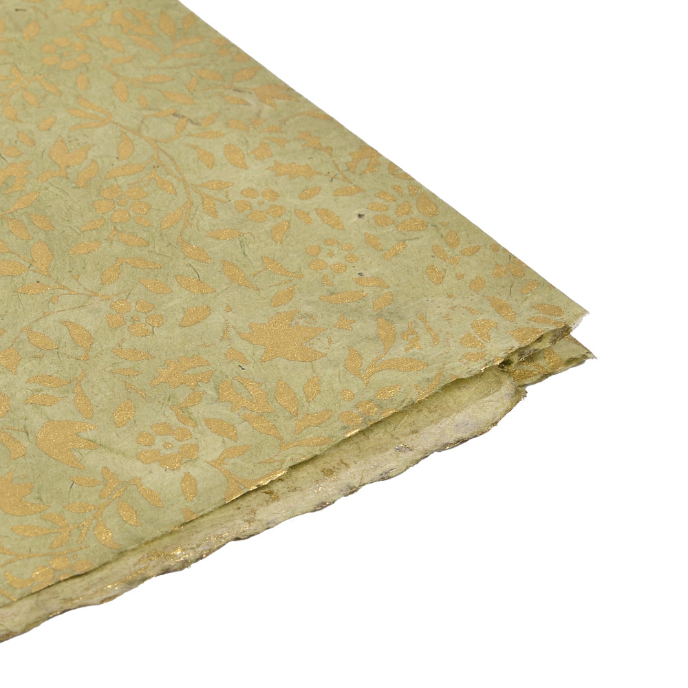 Ein ☆ Blatt strukturiertes goldenes Nepalpapier mit dezentem floralem Muster, ideal für Handarbeiten oder Geschenke Verpacken, an der Ecke leicht gefaltet.