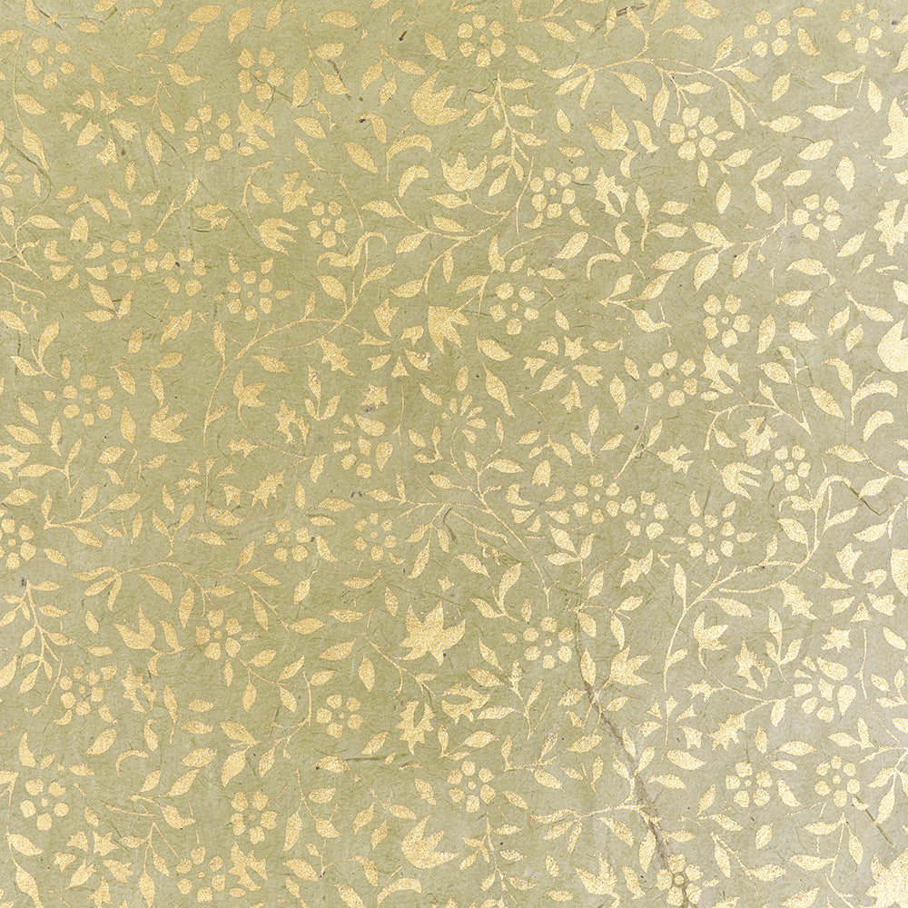Goldenes Blumenmuster auf strukturiertem hellgrünem Nepalpapier von ☆, mit verschlungenen Blättern und kleinen Blüten - ideal für Buchbinden oder Geschenke Verpacken.