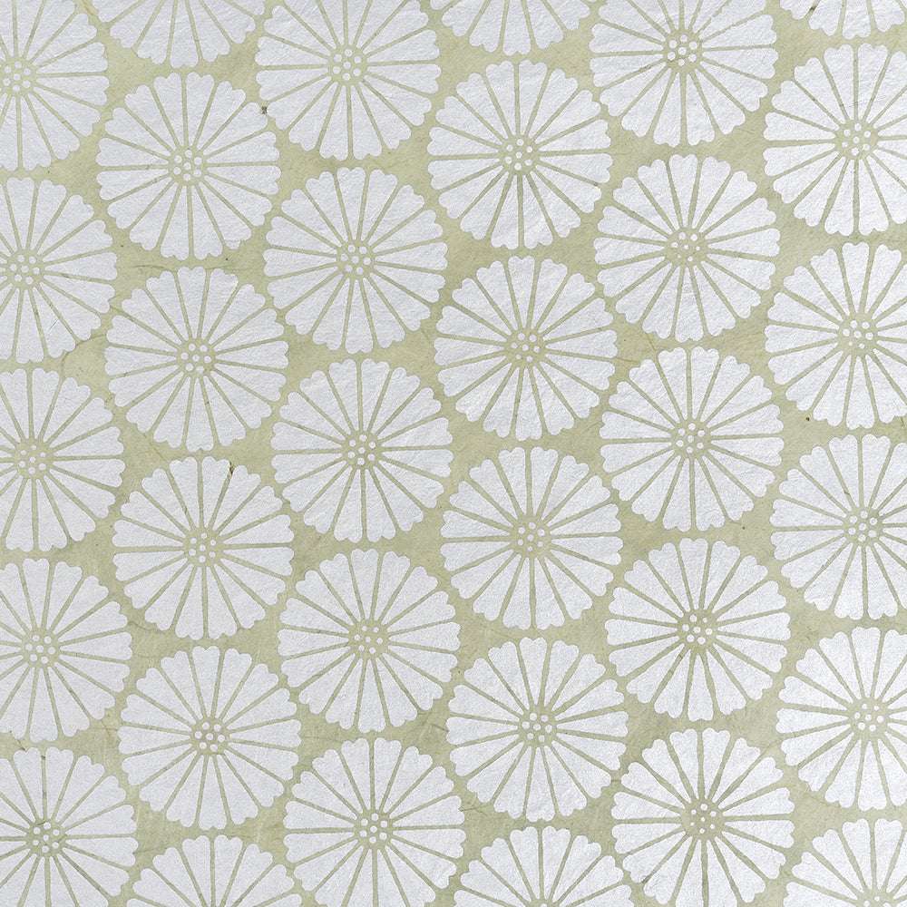 Sich wiederholendes Muster aus weißen Chrysanthemen-ähnlichen Blüten auf Hellgrün, perfekt für Geschenke Verpacken oder Nepalpapier in Buchbinden-Projekten. Marke: ☆.