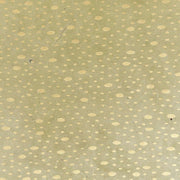 ☆ hellgrüner Hintergrund mit unregelmäßig verstreuten goldenen Punkten in verschiedenen Größen - ideal zum Basteln von Nepalpapier oder zum Verpacken von Geschenken.