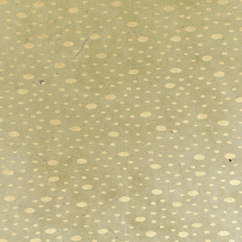 ☆ hellgrüner Hintergrund mit unregelmäßig verstreuten goldenen Punkten in verschiedenen Größen - ideal zum Basteln von Nepalpapier oder zum Verpacken von Geschenken.