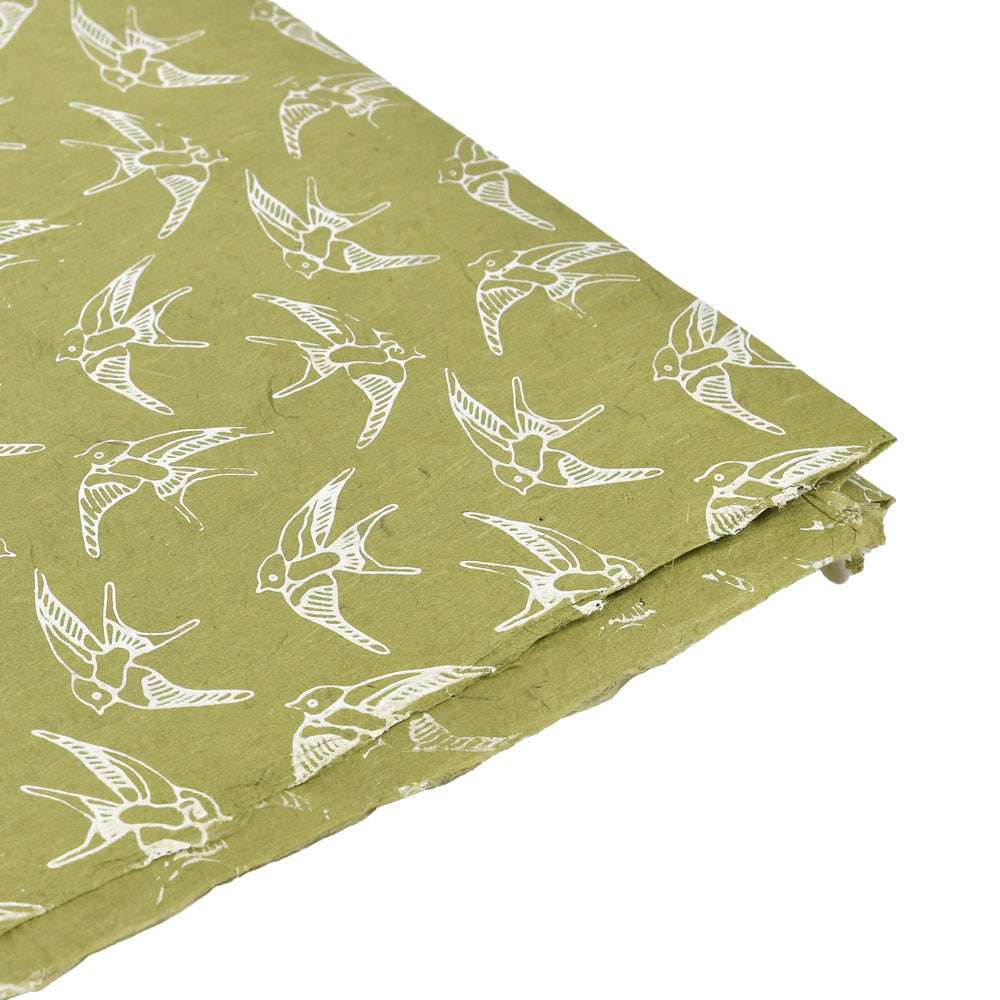 Olivgrünes ☆ Nepalpapier mit einem sich wiederholenden weißen Vogelmuster - perfekt für Geschenke verpacken oder Buchbinden-Projekte.
