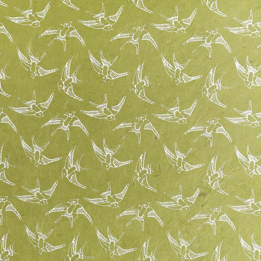 Weiße Linien Vögel im Flug wiederholen sich auf grünem, strukturiertem Nepalpapier von ☆-ideal für Buchbinden oder stilvolle Geschenkverpackungen.