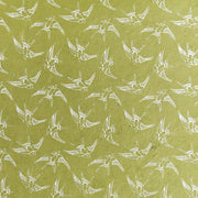 Weiße Linien Vögel im Flug wiederholen sich auf grünem, strukturiertem Nepalpapier von ☆-ideal für Buchbinden oder stilvolle Geschenkverpackungen.