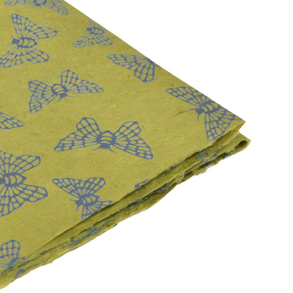 ☆ Olivgrünes Nepalpapier mit blauen Schmetterlingsdrucken - schön gefaltet, strukturiert und perfekt zum Buchbinden oder Verpacken von Geschenken.