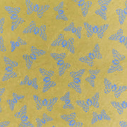 Blaue Schmetterlingsillustrationen auf goldenem Hintergrund in einem regelmäßigen, sich wiederholenden Muster - ideal für elegantes Nepalpapier oder Geschenkverpackungen von ☆.