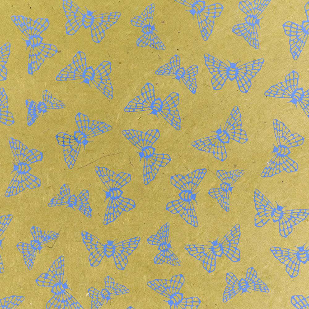 Blaue Schmetterlingsillustrationen auf goldenem Hintergrund in einem regelmäßigen, sich wiederholenden Muster - ideal für elegantes Nepalpapier oder Geschenkverpackungen von ☆.