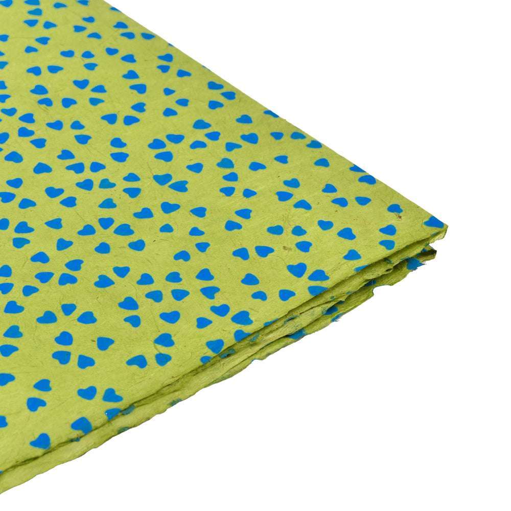 ☆ Grünes Nepalpapier mit verstreuten blauen Herzmustern, ideal zum Verpacken von Geschenken oder zum Buchbinden, gefaltet auf weißem Hintergrund.