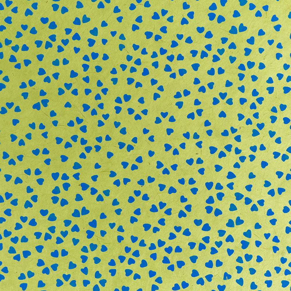 Blaue herzförmige Muster zieren einen gelb-grünen Hintergrund, ideal für Geschenke Verpacken oder kreative Handarbeit von ☆.