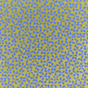 Blaue abstrakte Blumenformen auf gelblich-grünem Hintergrund bilden ein sich wiederholendes Muster - ideal für Buchbinden oder Geschenke Verpacken mit ☆ Nepalpapier.