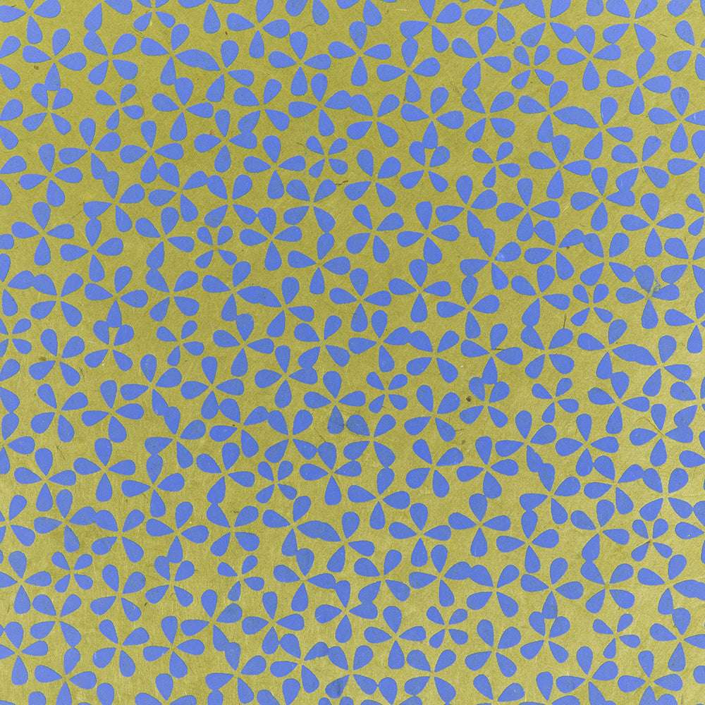 Blaue abstrakte Blumenformen auf gelblich-grünem Hintergrund bilden ein sich wiederholendes Muster - ideal für Buchbinden oder Geschenke Verpacken mit ☆ Nepalpapier.