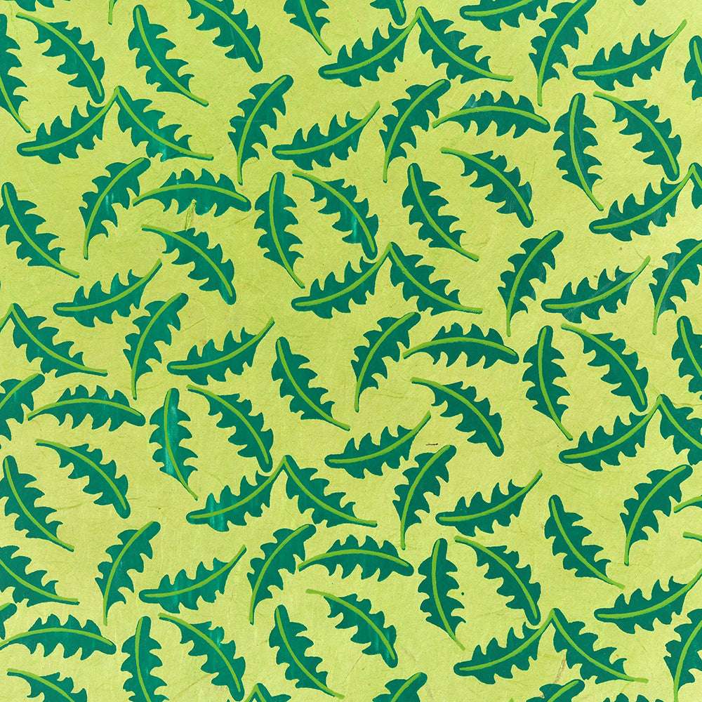 Rucolablätter bilden ein sich wiederholendes Muster auf einem hellgelben Hintergrund, inspiriert von Nepalpapier - perfekt für Geschenkverpackungen und Bastelarbeiten. Marke: ☆.