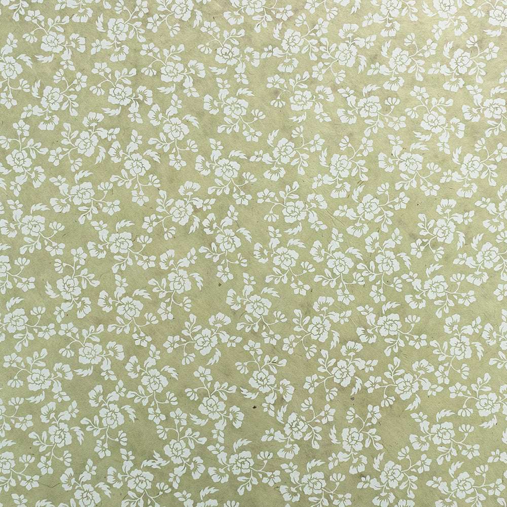 ☆ Hellgrünes Nepalpapier mit einem entzückenden gelbgrünen Blütenmuster - kleine weiße Blüten und Blätter, die elegant verstreut sind - perfekt für einzigartiges Geschenkpapier.