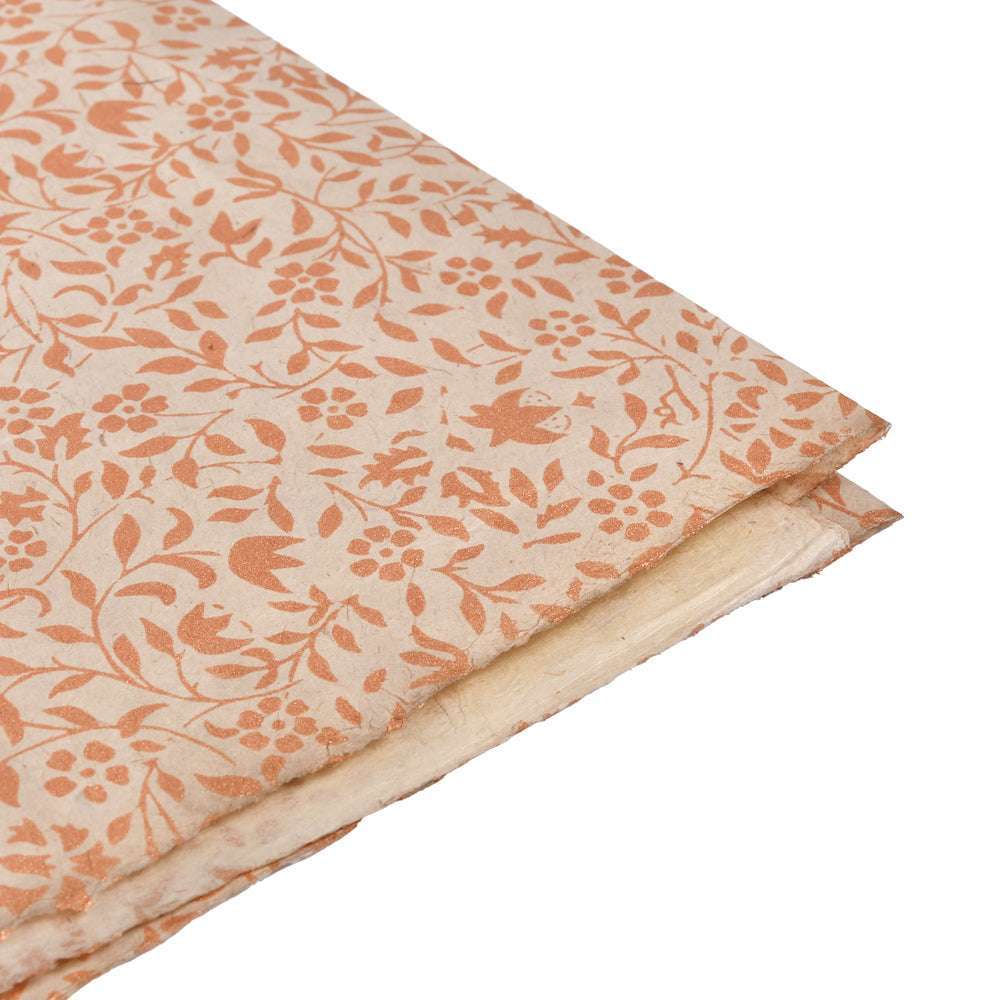 Blatt handgeschöpftes Papier von ☆, mit einem orangefarbenen Blüten- und Blattmuster Blütenranken Khaki auf cremefarbenem Hintergrund. Dieses Nepalpapier verleiht kreativen Projekten eine zarte, natürliche Note.