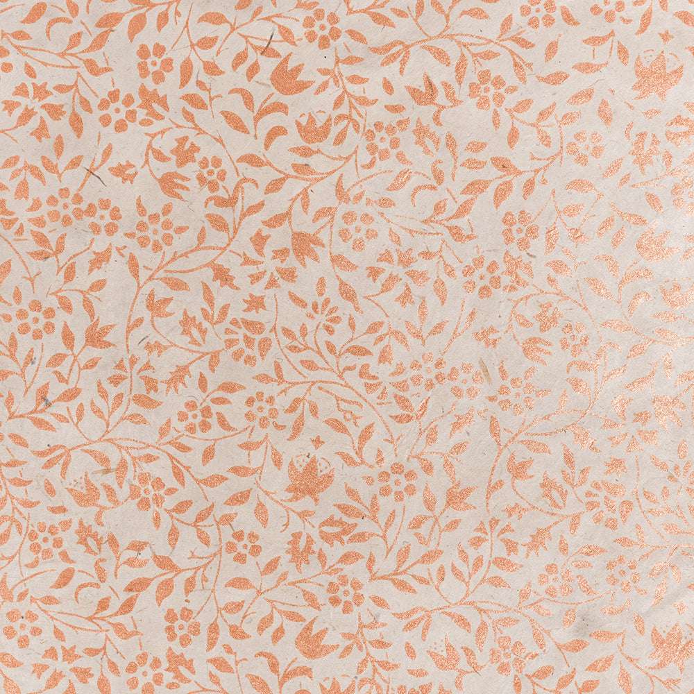 Beigefarbener Hintergrund mit detaillierten orangefarbenen Blumen und blättrigen Ranken - ideal zum Buchbinden oder Verschenken, mit einzigartigem Nepalpapier-Charme ☆.