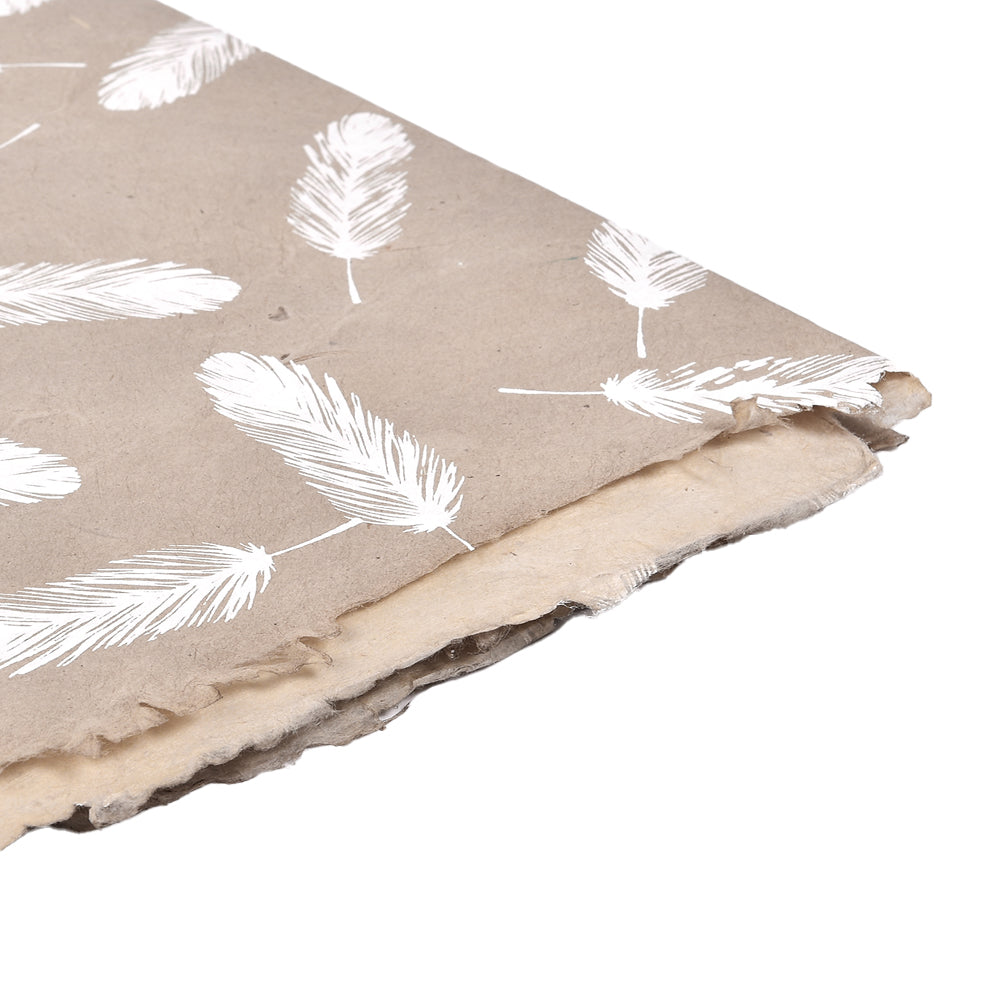 Zwei Bögen ☆ handgefertigtes Nepalpapier - einer mit weißem Federdruck, einer einfarbig, beide mit rauen Kanten. Ideal zum Buchbinden oder Verpacken von Geschenken.
