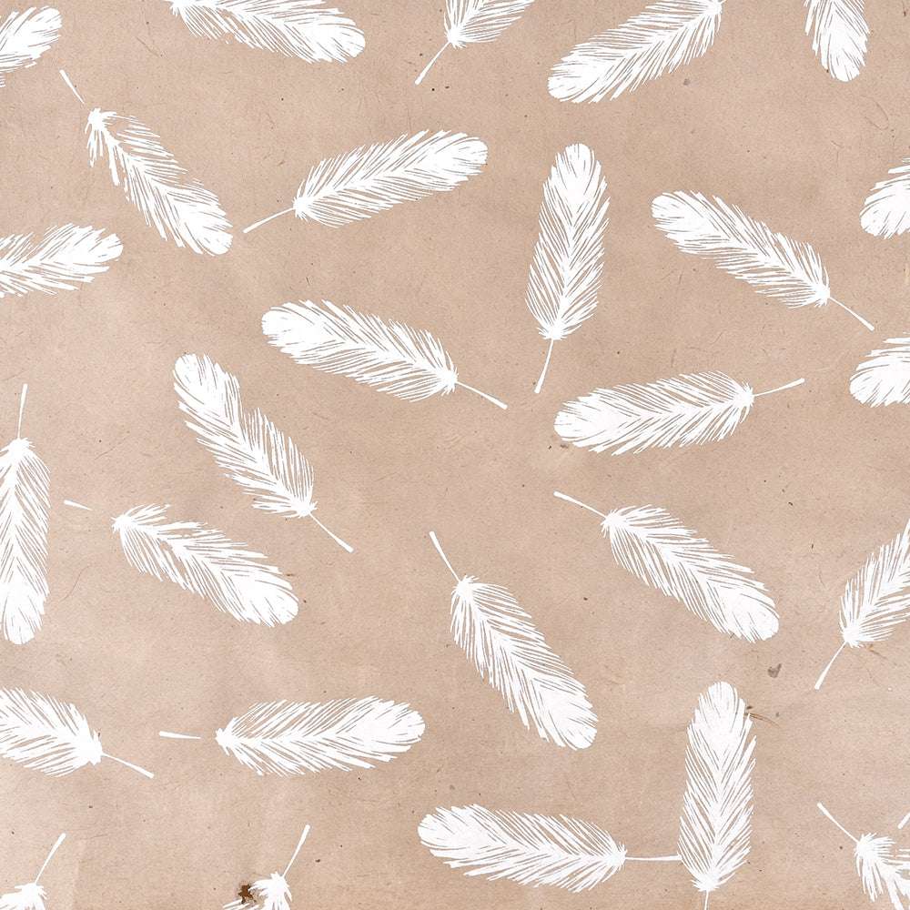 Verstreute weiße Feder-Illustrationen auf hellbraunem Nepalpapier von ☆-ideal zum Buchbinden oder liebevollen Verpacken von Geschenken.