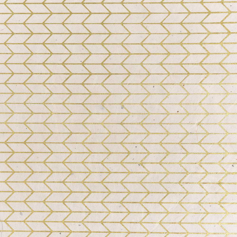 Elegantes geometrisches Sechseckmuster in Gold auf cremefarbenem Hintergrund von ☆, das ein sich wiederholendes, ineinandergreifendes Muster bildet - ideal für Geschenkverpackungen oder kreative Bastelarbeiten mit Nepalpapier und einem stilvollen Pfeilmuster-Gold-Akzent.