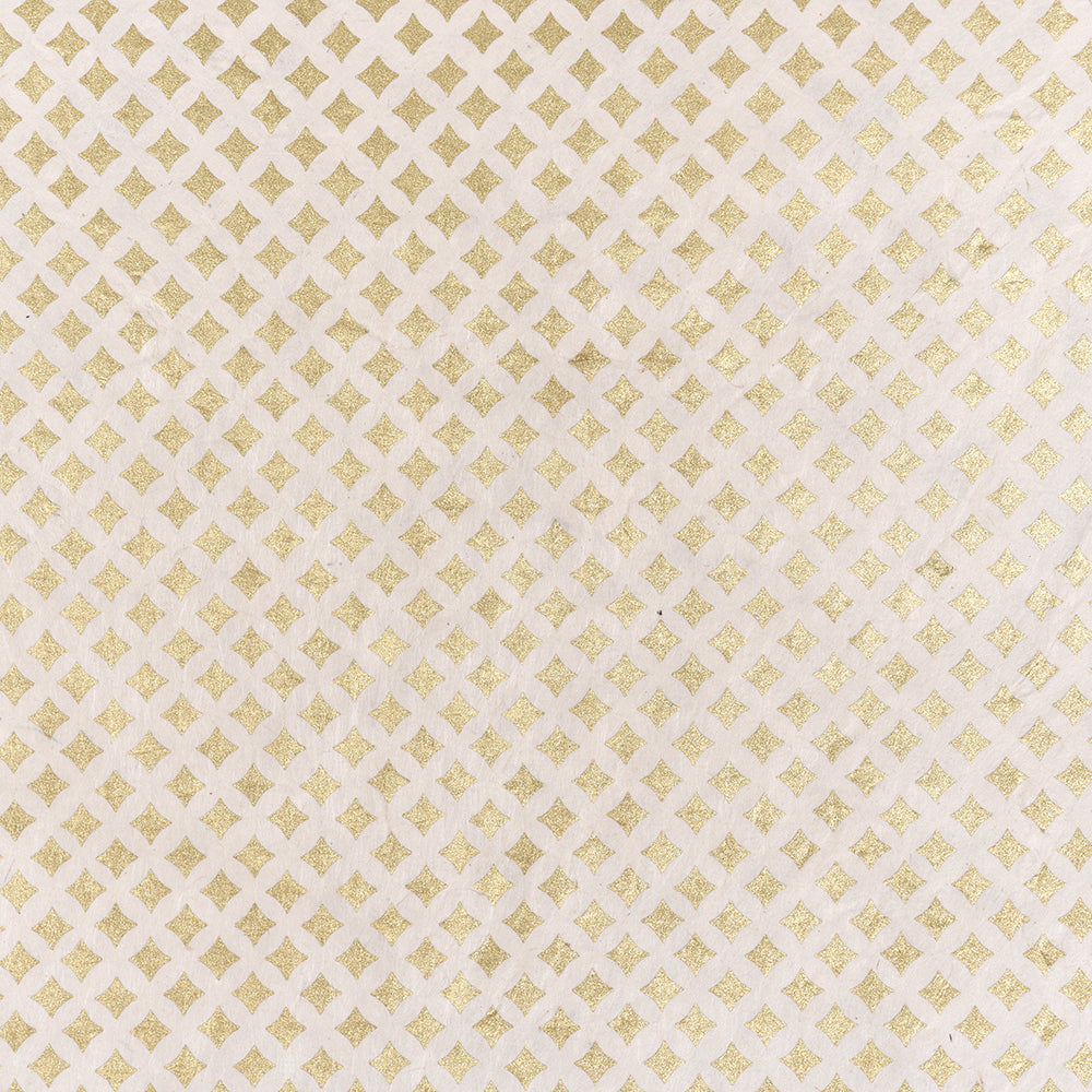 Goldenes Rautenmuster auf beigem Nepalpapier von ☆, das ein sich wiederholendes geometrisches Muster bildet - ideal für Geschenkverpackungen oder Buchbindearbeiten.
