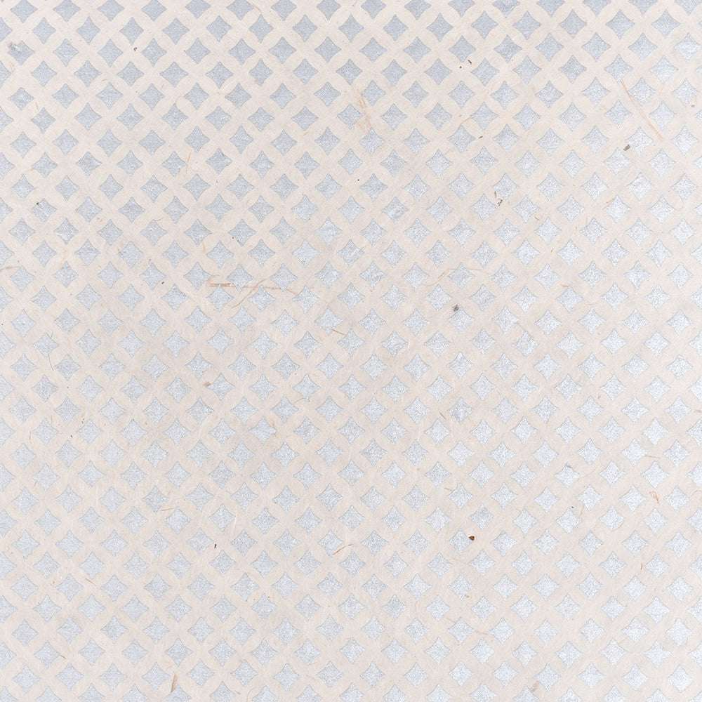 Strukturiertes, cremefarbenes Nepalpapier mit hellgrauem Rautengittermuster von ☆, ideal für Geschenke Verpacken oder Buchbinden.