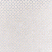 Strukturiertes, cremefarbenes Nepalpapier mit hellgrauem Rautengittermuster von ☆, ideal für Geschenke Verpacken oder Buchbinden.
