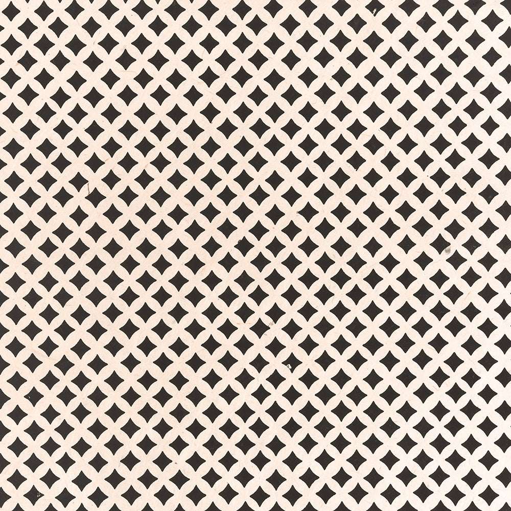 Beigefarbenes Kreuzgitter bildet rautenförmige Öffnungen auf dunklem Grund - ideal für Buchbinden oder stilvolles Geschenke Verpacken mit einzigartigem Nepalpapier-Charme von ☆.