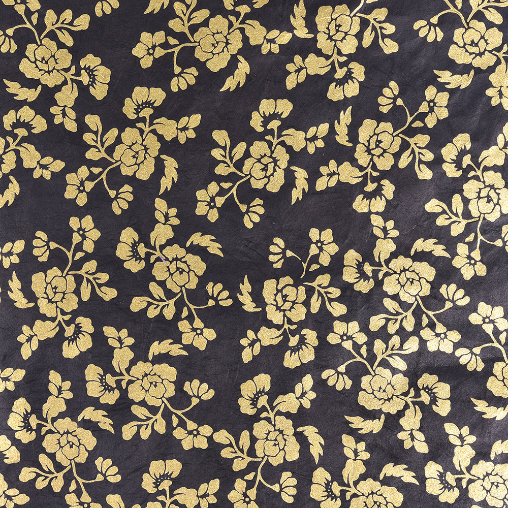 ☆ Goldenes Blütenmuster auf schwarzem Nepalpapier, verziert mit Zweigen, Blättern und Blüten - perfekt als nachhaltiges Geschenkpapier.