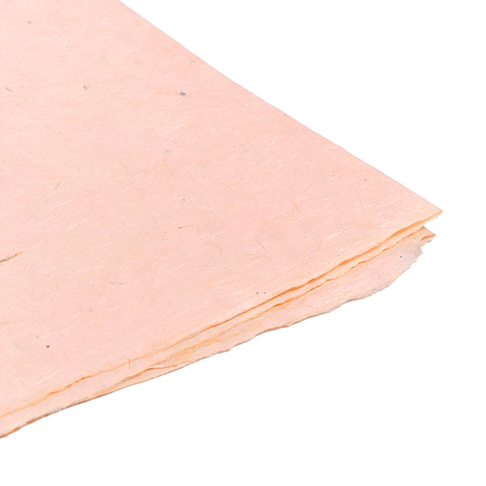 Drei Blätter ☆ dünnes, blassrosa handgefertigtes Nepalpapier auf weißem Untergrund - ideal als Geschenkverpackung oder zum Buchbinden.