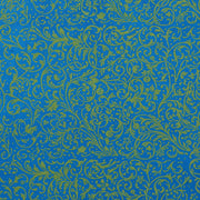 Blauer Hintergrund mit verschnörkelten goldenen Blumen- und Rankenmustern - ideal zum Buchbinden oder Verpacken von Geschenken. Hergestellt im traditionellen nepalesischen Papierstil von ☆.