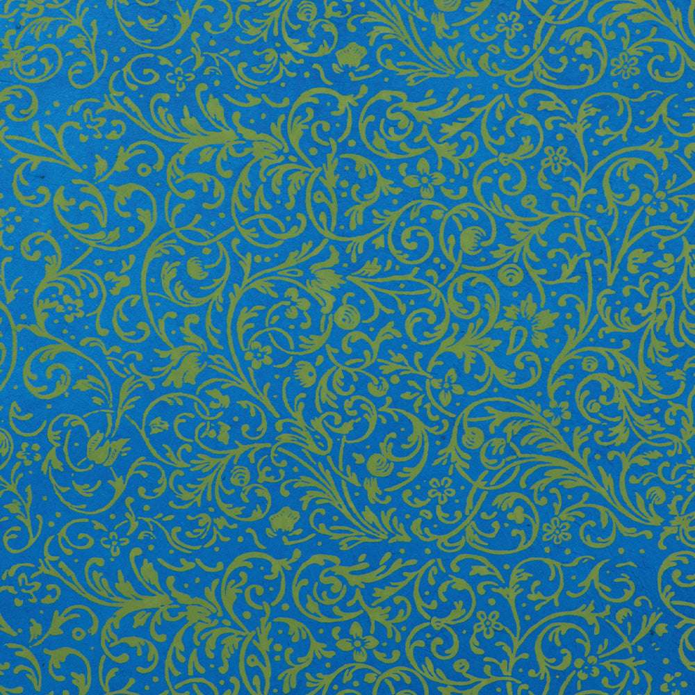 Blauer Hintergrund mit verschnörkelten goldenen Blumen- und Rankenmustern - ideal zum Buchbinden oder Verpacken von Geschenken. Hergestellt im traditionellen nepalesischen Papierstil von ☆.