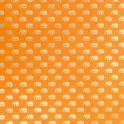 Goldfarbenes Elefantenmuster auf orangefarbenem Hintergrund, mit fein säuberlich angeordneten Elefanten in Reihen - perfektes Nepalpapier von ☆ für Buchbinden oder Geschenke Verpacken.