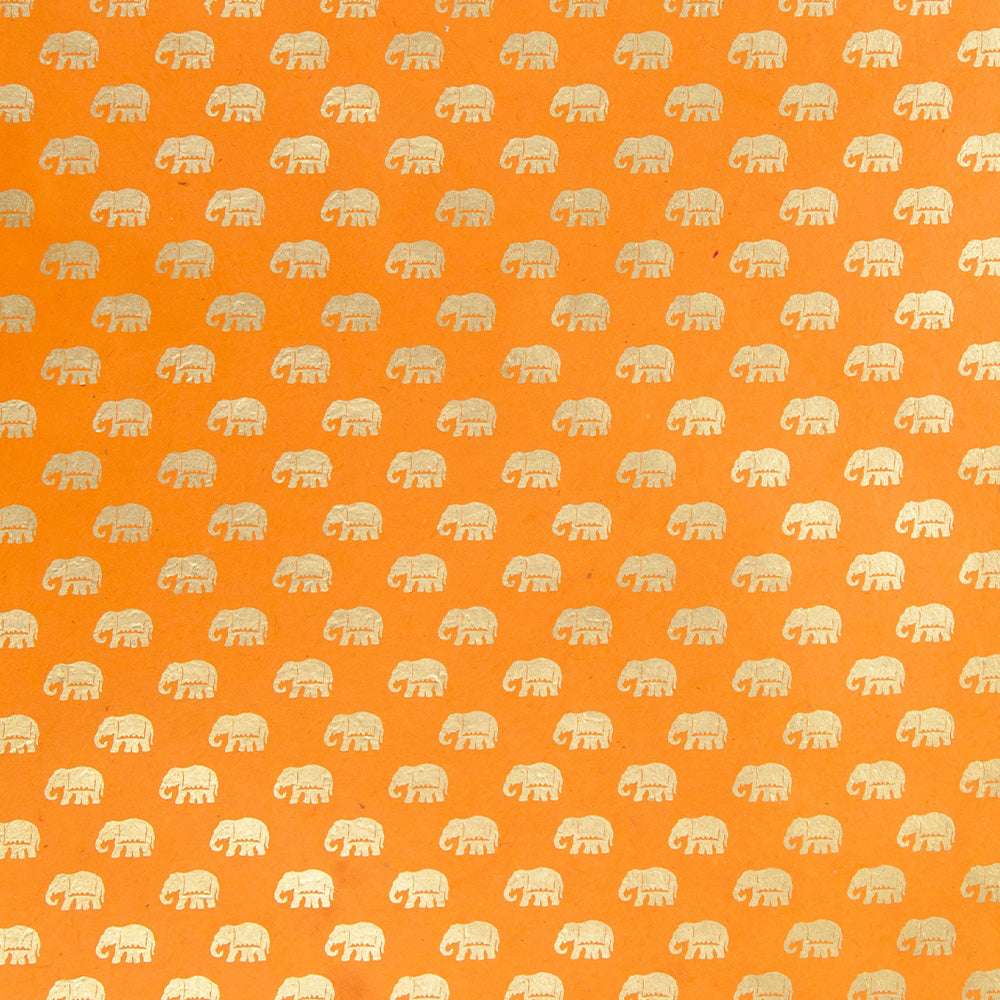 Goldfarbenes Elefantenmuster auf orangefarbenem Hintergrund, mit fein säuberlich angeordneten Elefanten in Reihen - perfektes Nepalpapier von ☆ für Buchbinden oder Geschenke Verpacken.