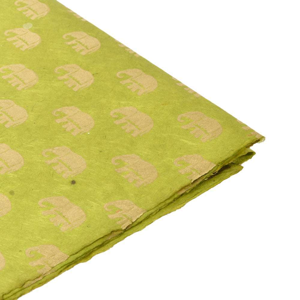 ☆ grünes, handgemachtes Nepalpapier mit beigen Elefanten im Muster-ideal zum Buchbinden oder für liebevolle Geschenkverpackungen.