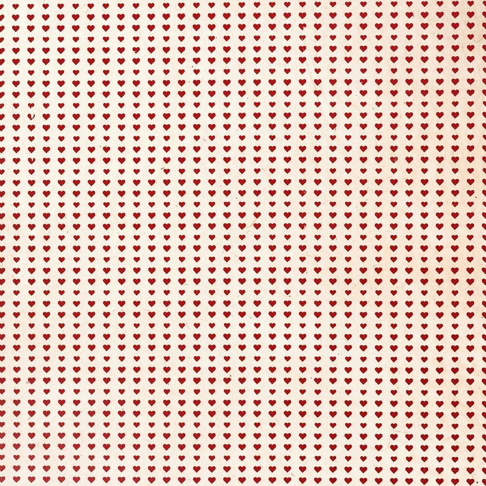 Muster aus kleinen roten Herzen in gleichmäßigen Abständen auf hellbeigem Nepalpapier von ☆, ideal zum Verpacken von Geschenken oder zum Buchbinden.