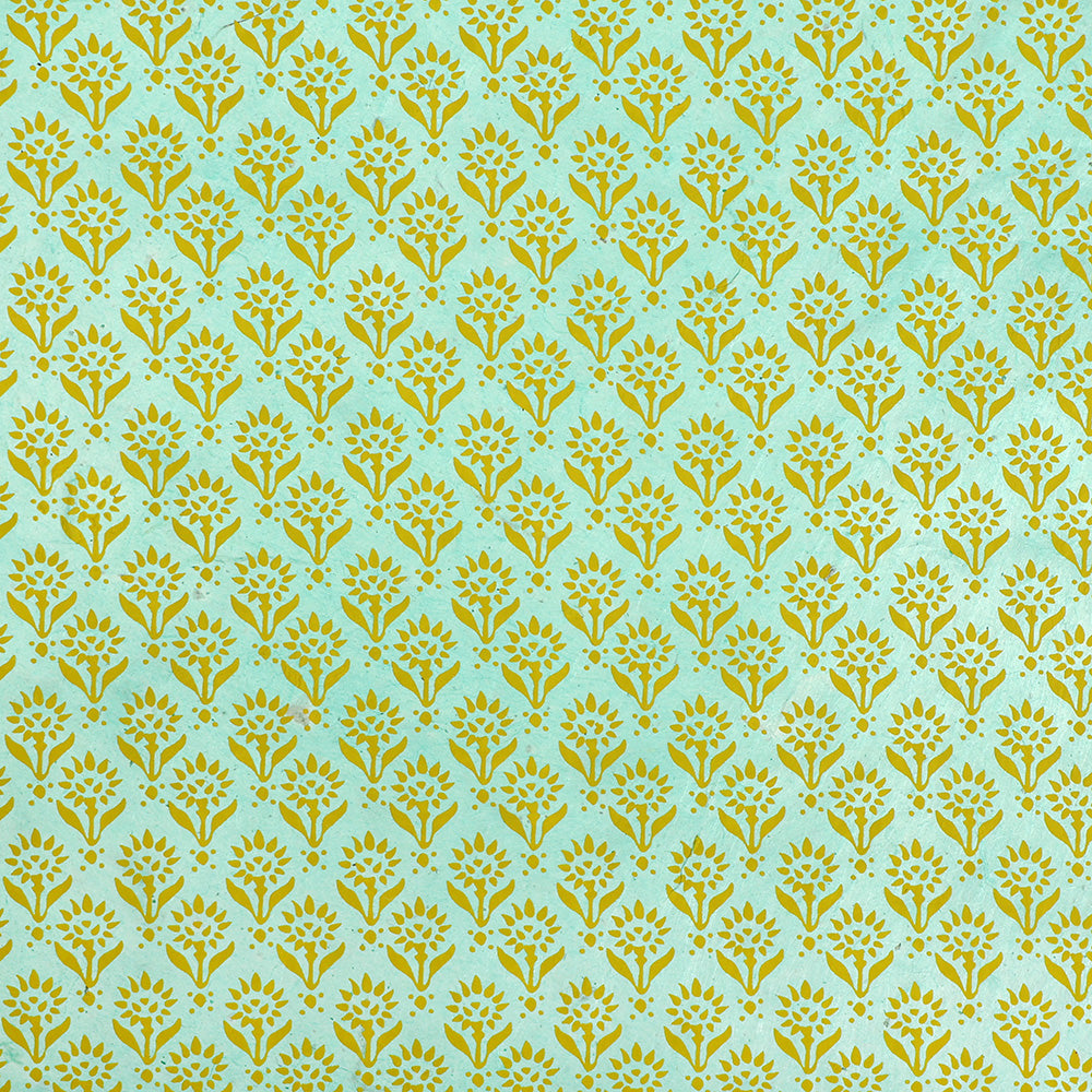 Sich wiederholendes gelbes Blumenmotiv auf hellblau-grünem Hintergrund mit Vintage-Struktur, gedruckt auf nachhaltigem Papier von ☆. Ideal für Geschenkverpackungen oder Bastelarbeiten. Inspiriert von klassischen Nepalpapier-Designs.