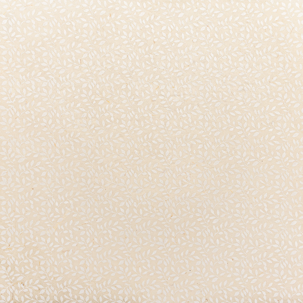 Cremefarbener Hintergrund mit einem dezenten, sich wiederholenden Muster aus kleinen weißen, blättrigen Ranken, inspiriert von nachhaltigem Papier wie Nepalpapier von ☆ – ideal für umweltfreundliche Geschenkverpackungen.