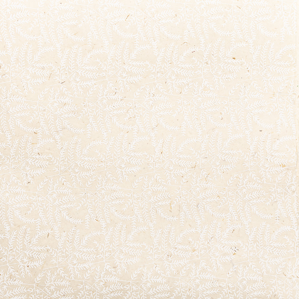 Cremefarbenes Nepalpapier von ☆ mit einem dezenten, sich wiederholenden Muster aus weißen Blättern und Zweigen – ideal für nachhaltiges Papier und stilvolles Verpacken von Geschenken.