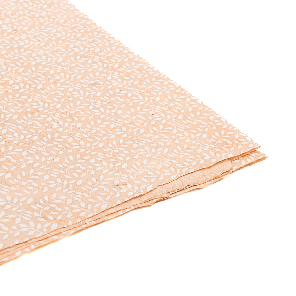 „Peach Nepalpapier“ von ☆, mit einem kleinen weißen Blattmuster und einer gefalteten Ecke auf weißem Hintergrund – ideal zum Buchbinden oder zum Verpacken von Geschenken.