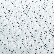 Weiße, blättrige Zweige mit kleinen schwarzen Punkten auf hellblauem Hintergrund bilden ein nahtloses, dekoratives Muster – ideal zum Verpacken von Geschenken mit nachhaltigem Nepalpapier von ☆.