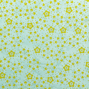 Ein gelbes, florales geometrisches Muster auf hellblauem Hintergrund bildet ein symmetrisches, sich wiederholendes Design – perfekt zum Verpacken von Geschenken mit nachhaltigem Papier wie Nepalpapier von ☆.