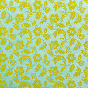 Grünes Blumen-Damasz-Muster auf hellblauem Hintergrund, inspiriert von den „Wildblumen blaugrün“-Motiven von ☆ – ideal für nachhaltiges Geschenkpapier oder elegante Nepalpapier-Designs.