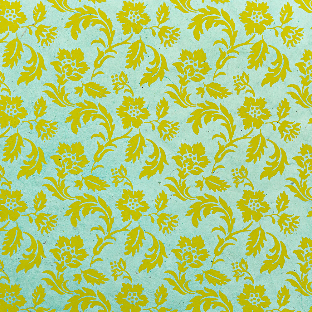 Grünes Blumen-Damasz-Muster auf hellblauem Hintergrund, inspiriert von den „Wildblumen blaugrün“-Motiven von ☆ – ideal für nachhaltiges Geschenkpapier oder elegante Nepalpapier-Designs.