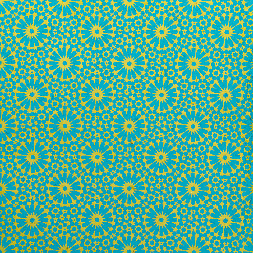 Gelb- und türkisfarbenes geometrisches Blumenmuster mit Gänseblümchen und Sternen auf türkisfarbenem Hintergrund, ideal zum Verpacken von Geschenken oder für Bastelarbeiten. Gedruckt auf nachhaltigem Papier von ☆ für einen umweltfreundlichen Touch.