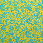 Ein leuchtend blaues Farnblattmuster auf gelbem Hintergrund macht dieses ☆ Nepalpapier zu einer einzigartigen, nachhaltigen Wahl für Geschenkverpackungen oder Bastelarbeiten.