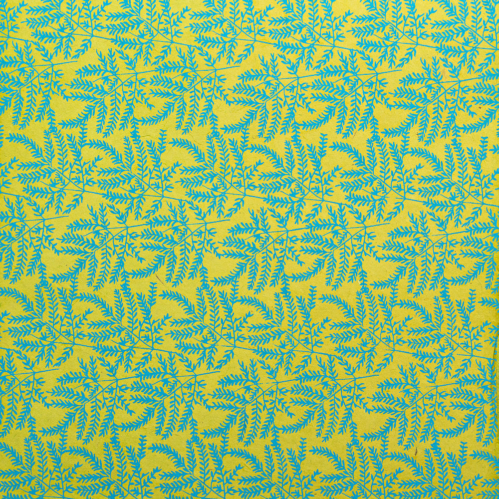 Ein leuchtend blaues Farnblattmuster auf gelbem Hintergrund macht dieses ☆ Nepalpapier zu einer einzigartigen, nachhaltigen Wahl für Geschenkverpackungen oder Bastelarbeiten.