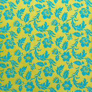 Blaues Blumenmuster mit Blättern und Blüten auf leuchtend gelbem Hintergrund, gedruckt auf nachhaltigem Papier von ☆ – ideal als einzigartiges Geschenkpapier.