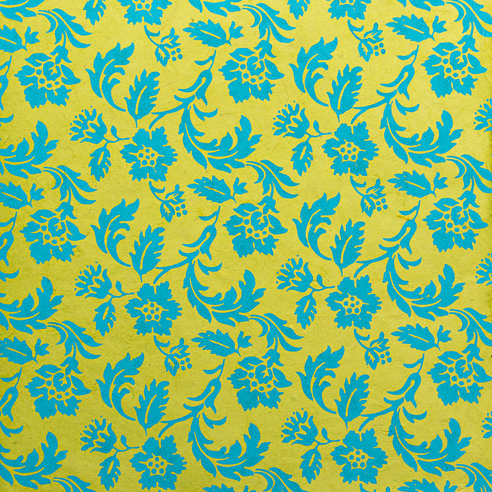 Blaues Blumenmuster mit Blättern und Blüten auf leuchtend gelbem Hintergrund, gedruckt auf nachhaltigem Papier von ☆ – ideal als einzigartiges Geschenkpapier.