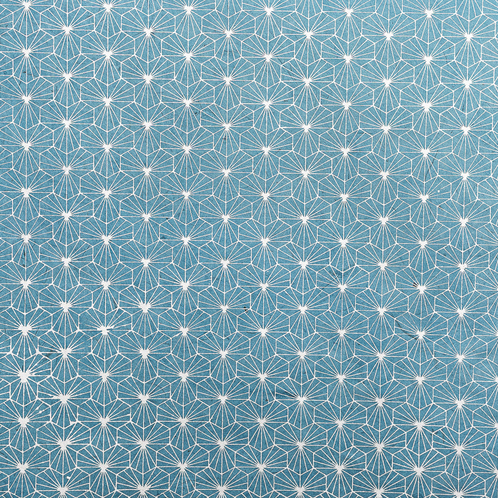 Blauer Hintergrund mit einem sich wiederholenden weißen geometrischen Sternenmuster, gedruckt auf nachhaltigem Papier von ☆ – ideal als stilvolles Geschenkpapier oder für kreative Projekte. Inspiriert von der traditionellen nepalesischen Papierkunst.
